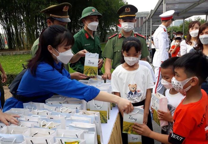 Sở Du lịch Hà Nội đã phối hợp với Ban Quản lý Lăng Chủ tịch Hồ Chí Minh tổ chức tặng hơn 40.000 suất quà cho du khách đến thăm, viếng Lăng Bác.